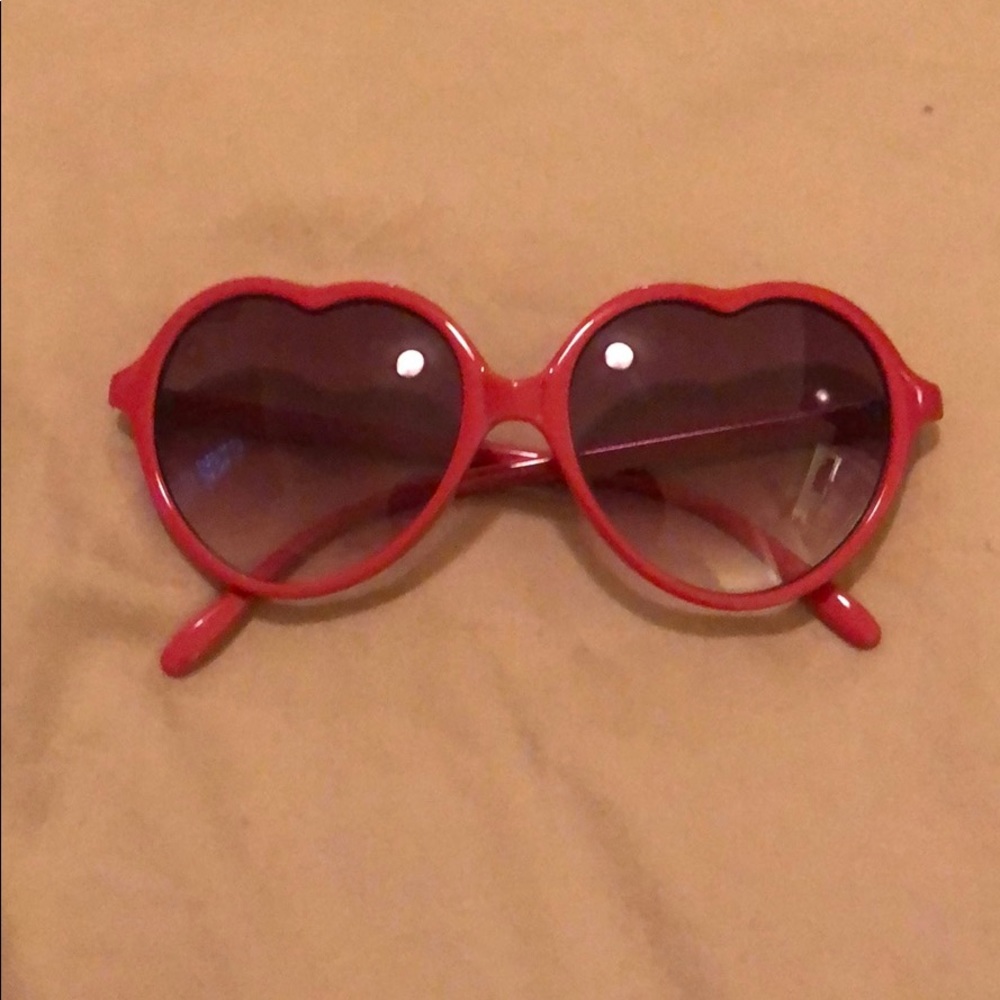 Retro heart eye sunglasses